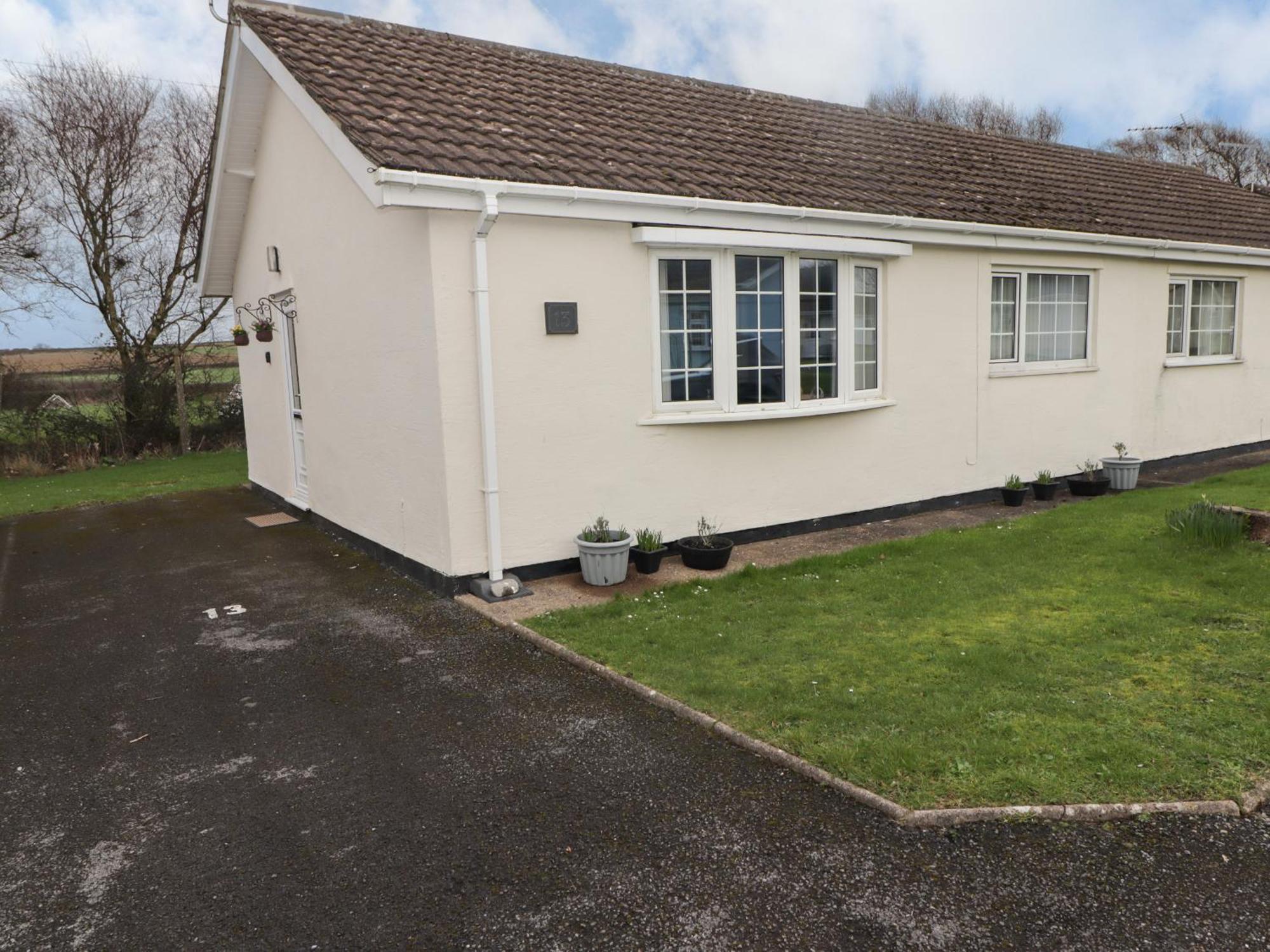 13 Gower Holiday Village Swansea Extérieur photo